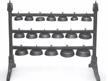 Sestava 18 zvonků miskovitého tvaru ze zvonkohry olomouckého orloje umístěných v nepůvodním gotizujícím stojanu o výšce 118,5 cm, šířce 131 cm a hloubce 53 cm. K úpravám zvonkohry docházelo při renovacích orloje. 16. – 19. století. Vlastivědné muzeum v Olomouci. Foto Pavel Rozbořil.